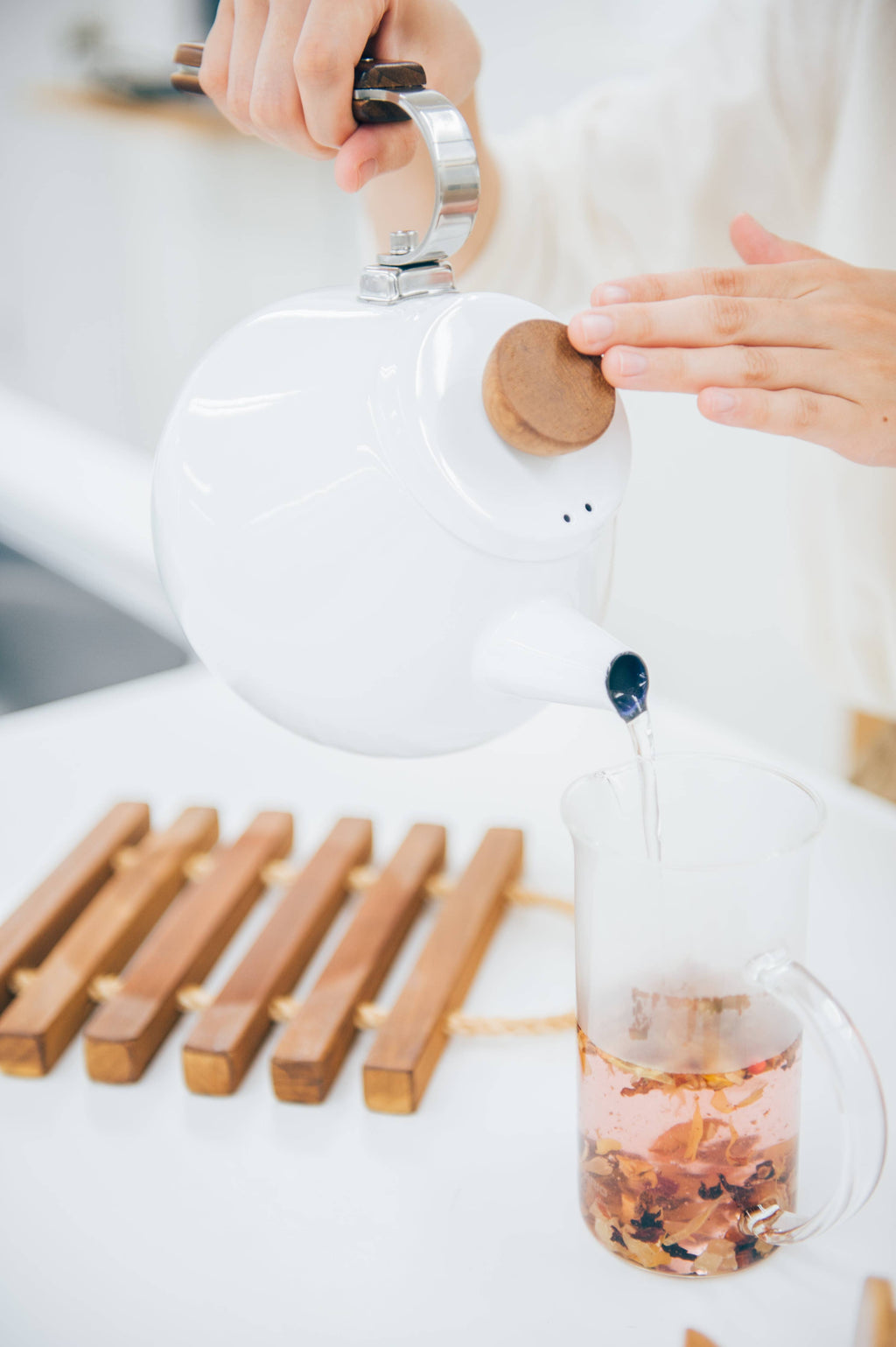 Bona Enamel Pour Over Coffee Kettle with Wood Handle, 800mL — Hario